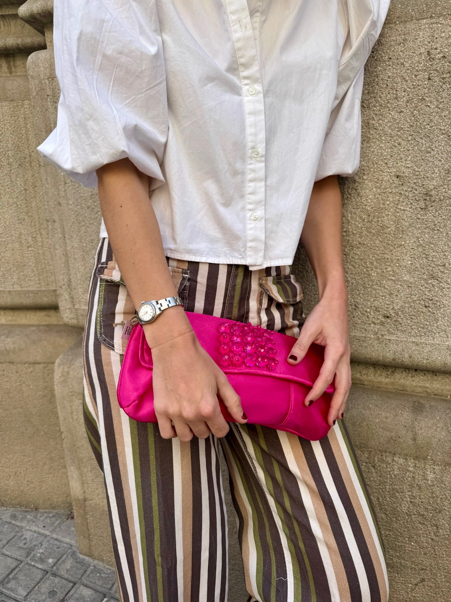 Bolsa vintage castanha estilo saco com flores vermelhas bordadas