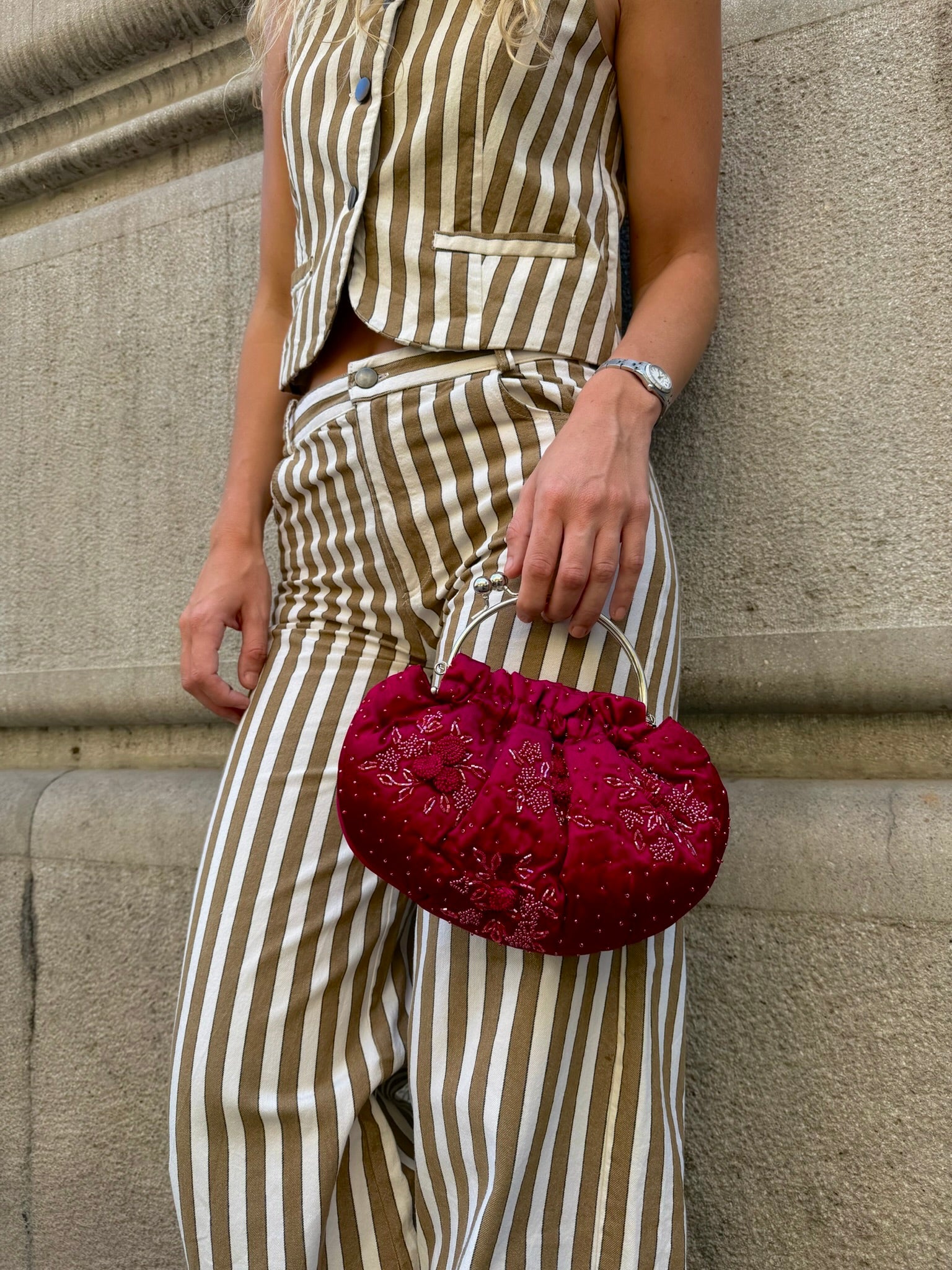 Bolso vintage tipo bombonera color granate vino con flores de hilo bordadas