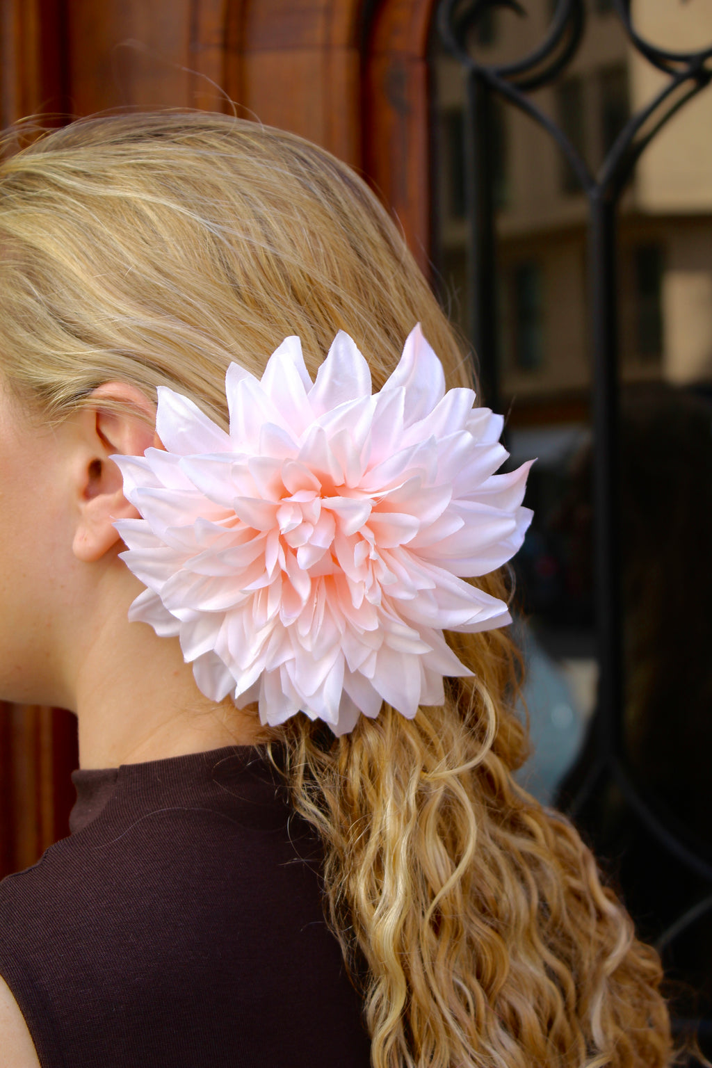 Flor de dália multiusos (para o cabelo ou pregadeira) em várias cores.