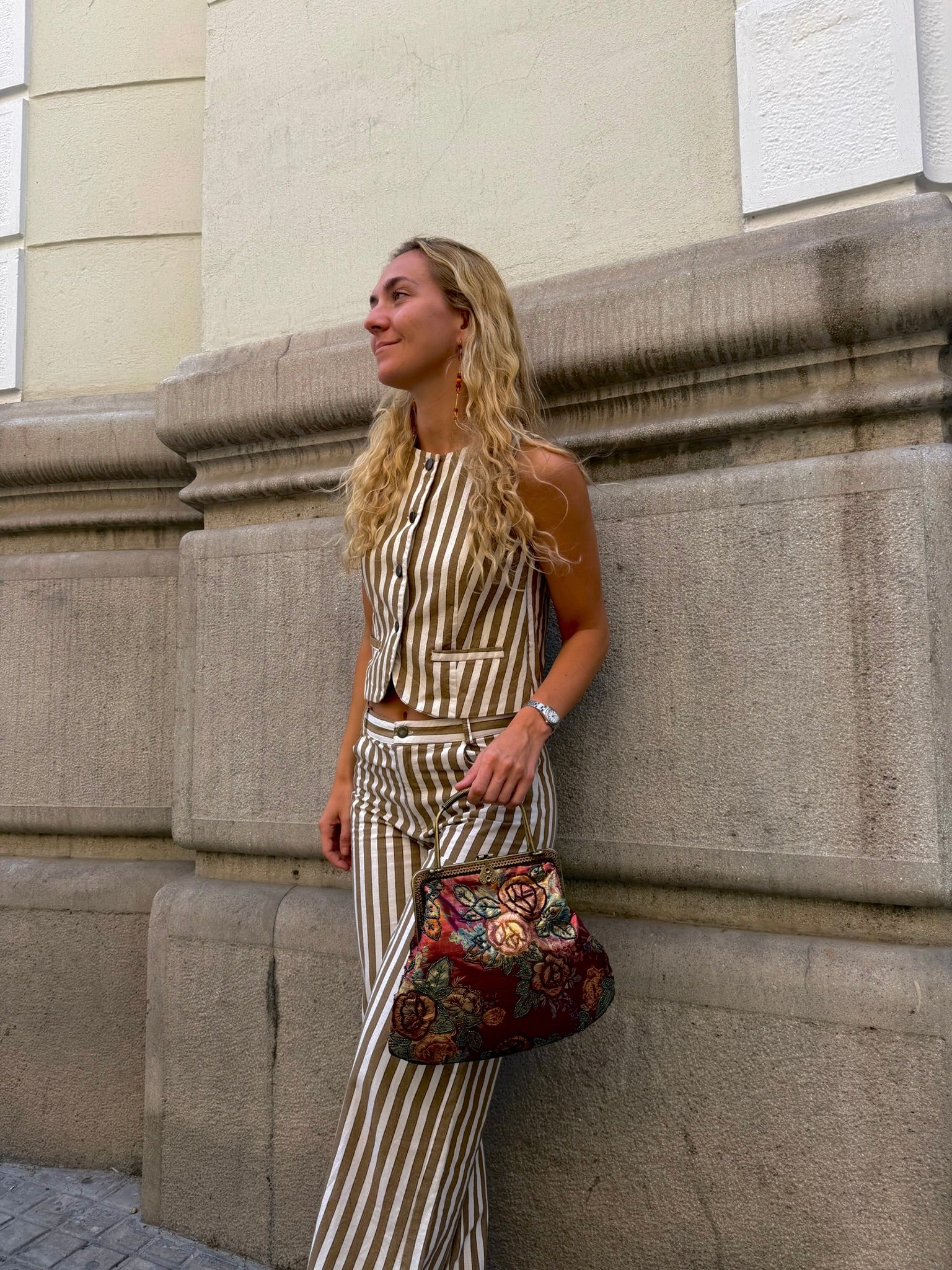 Bolso vintage tipo bombonera rosa con flores bordadas
