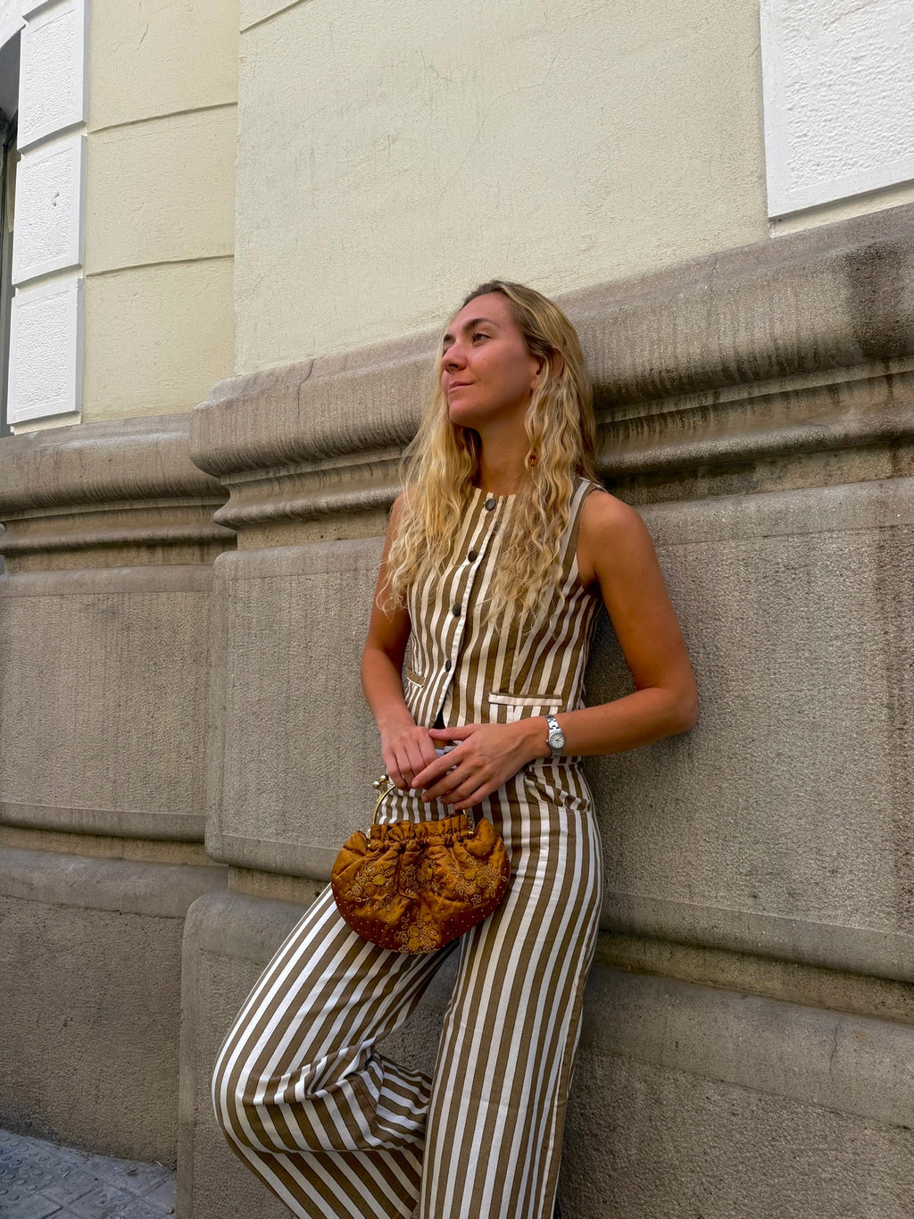 Bolso vintage tipo bombonera color camel con flores de hilo bordadas
