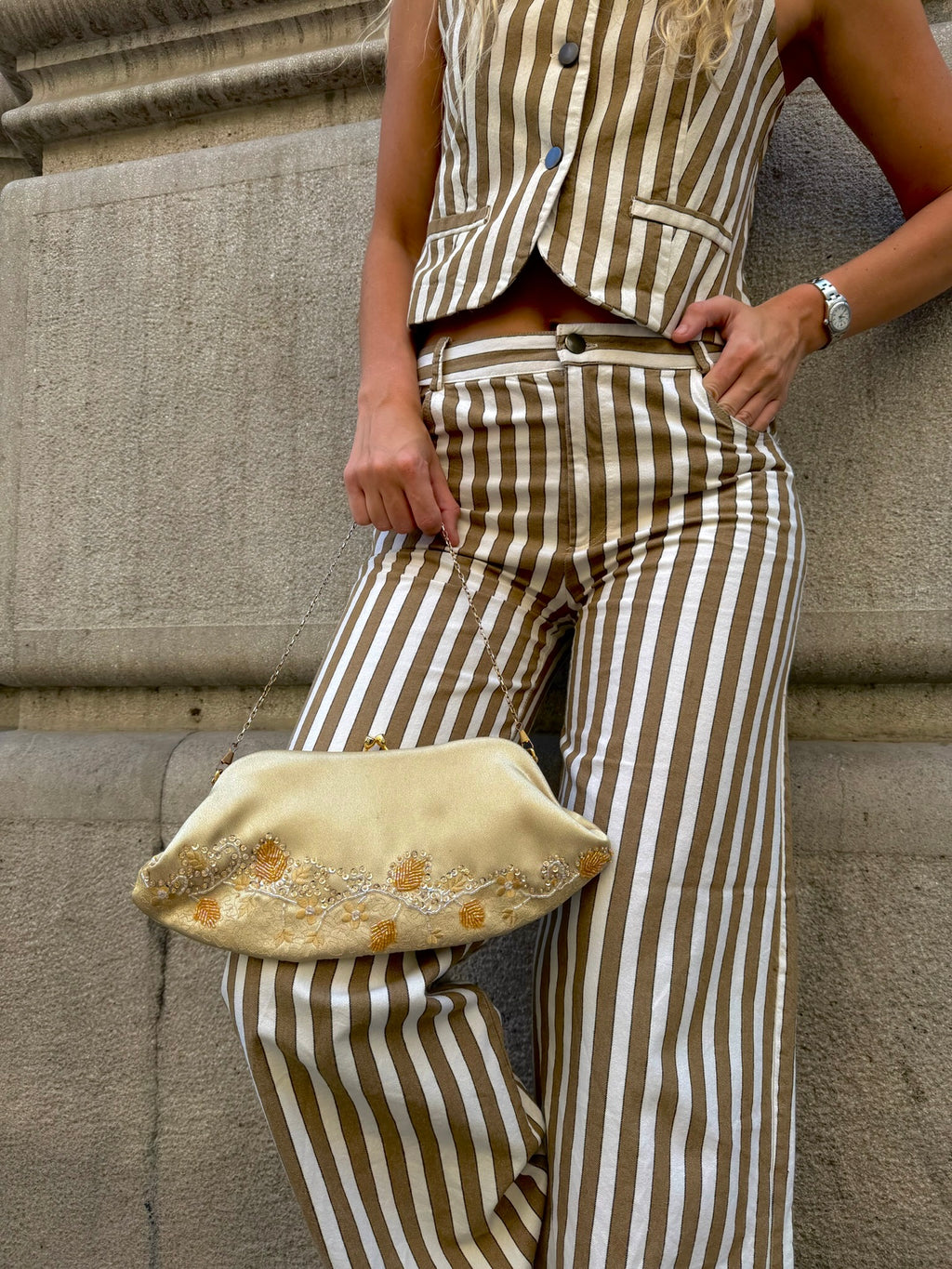 Bolso vintage crudo tipo clutch con helecho floral bordado a hilo y cuentas en ámbar y beige