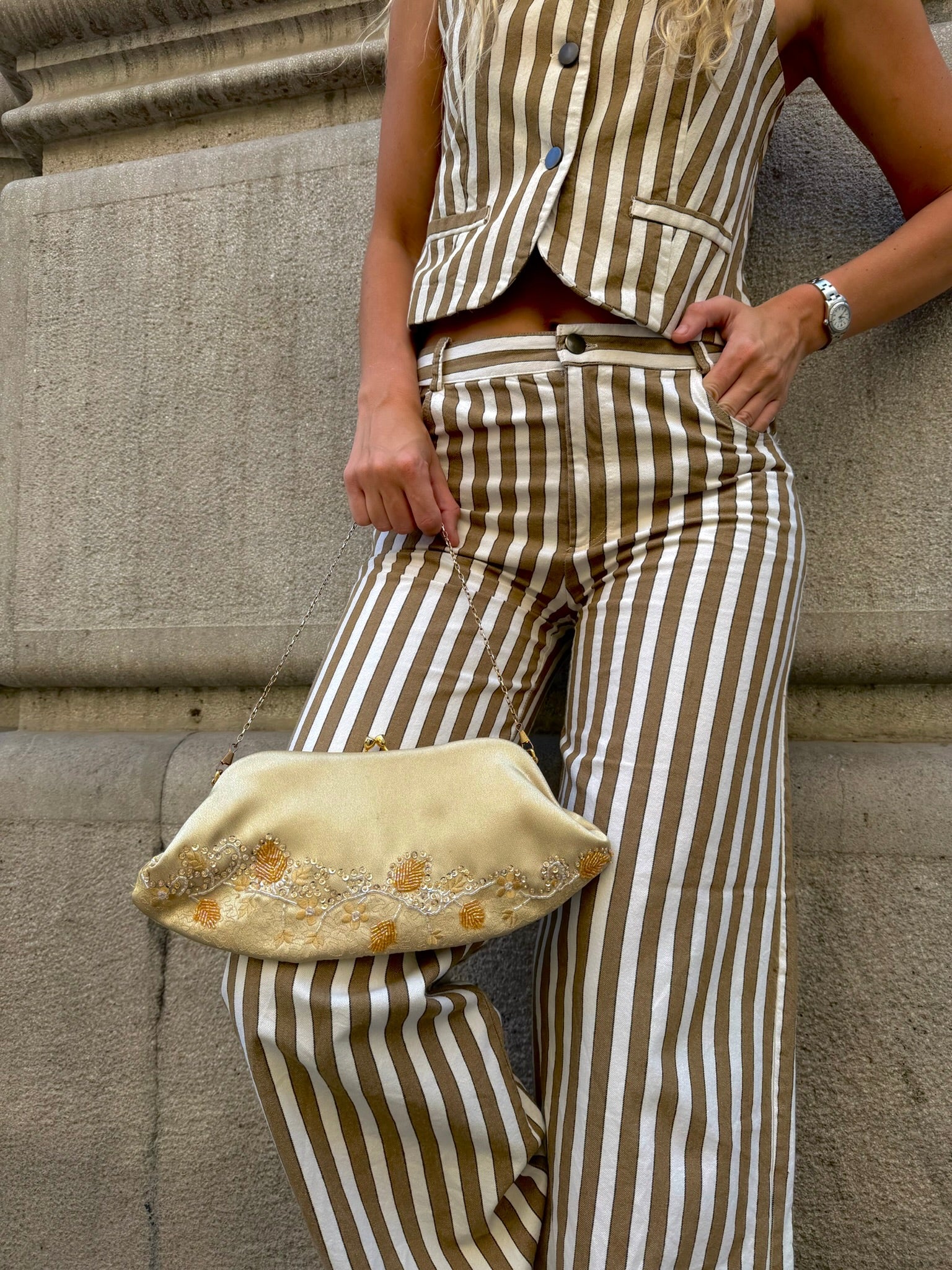 Bolso vintage crudo tipo clutch con helecho floral bordado a hilo y cuentas en ámbar y beige