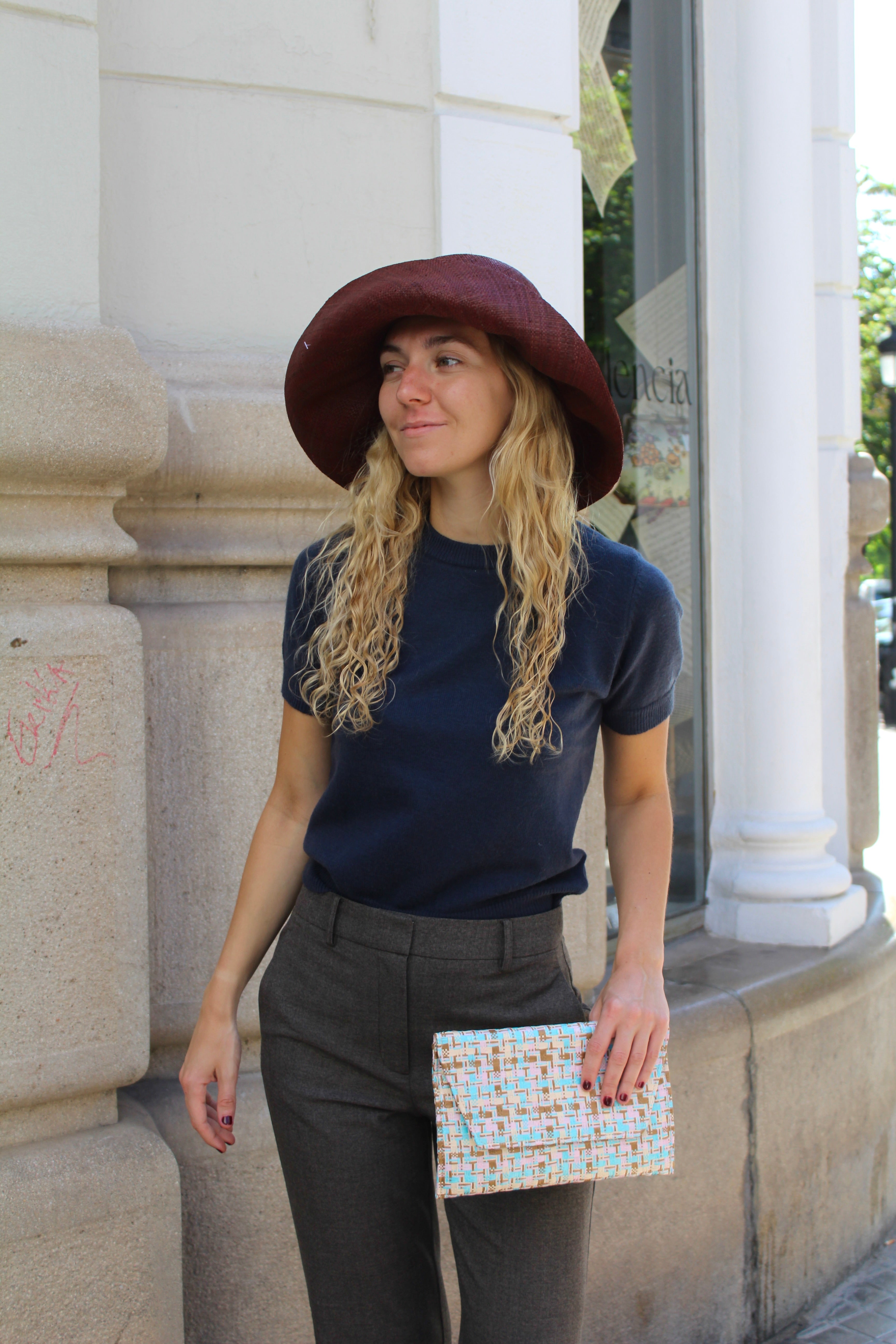Bolsa vintage castanha estilo saco com flores vermelhas bordadas