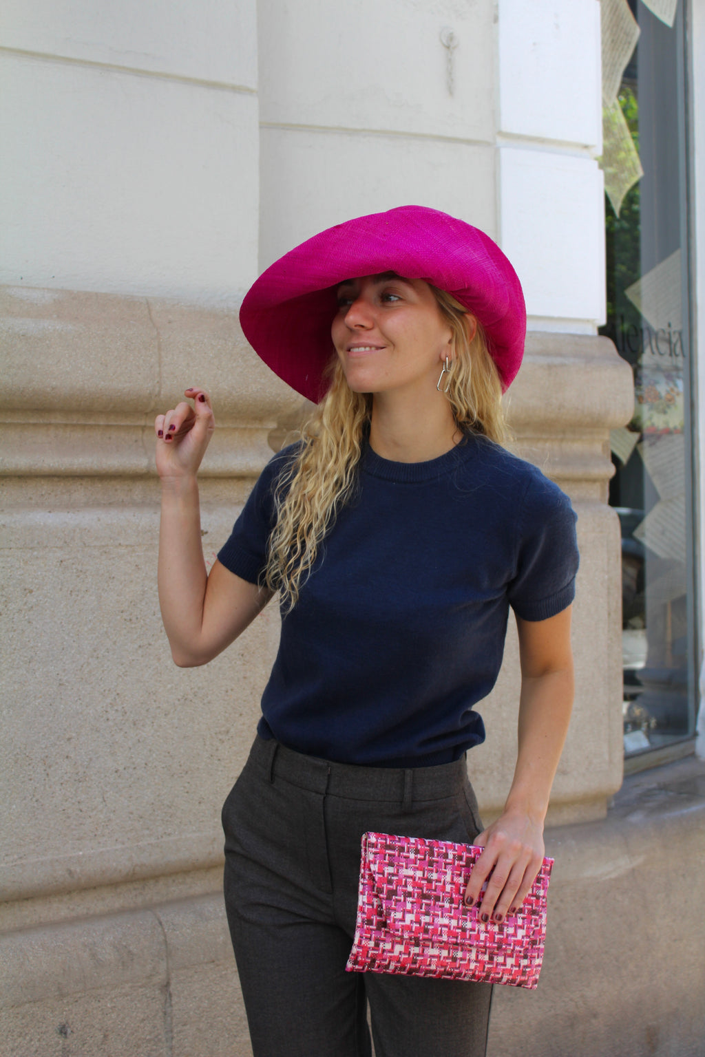 Bolsa vintage castanha estilo saco com flores vermelhas bordadas