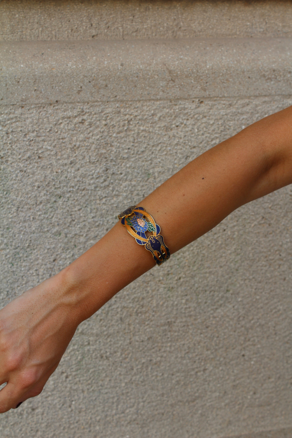Pulsera vintage de cloisonné de flores azul marino, verde y mostaza