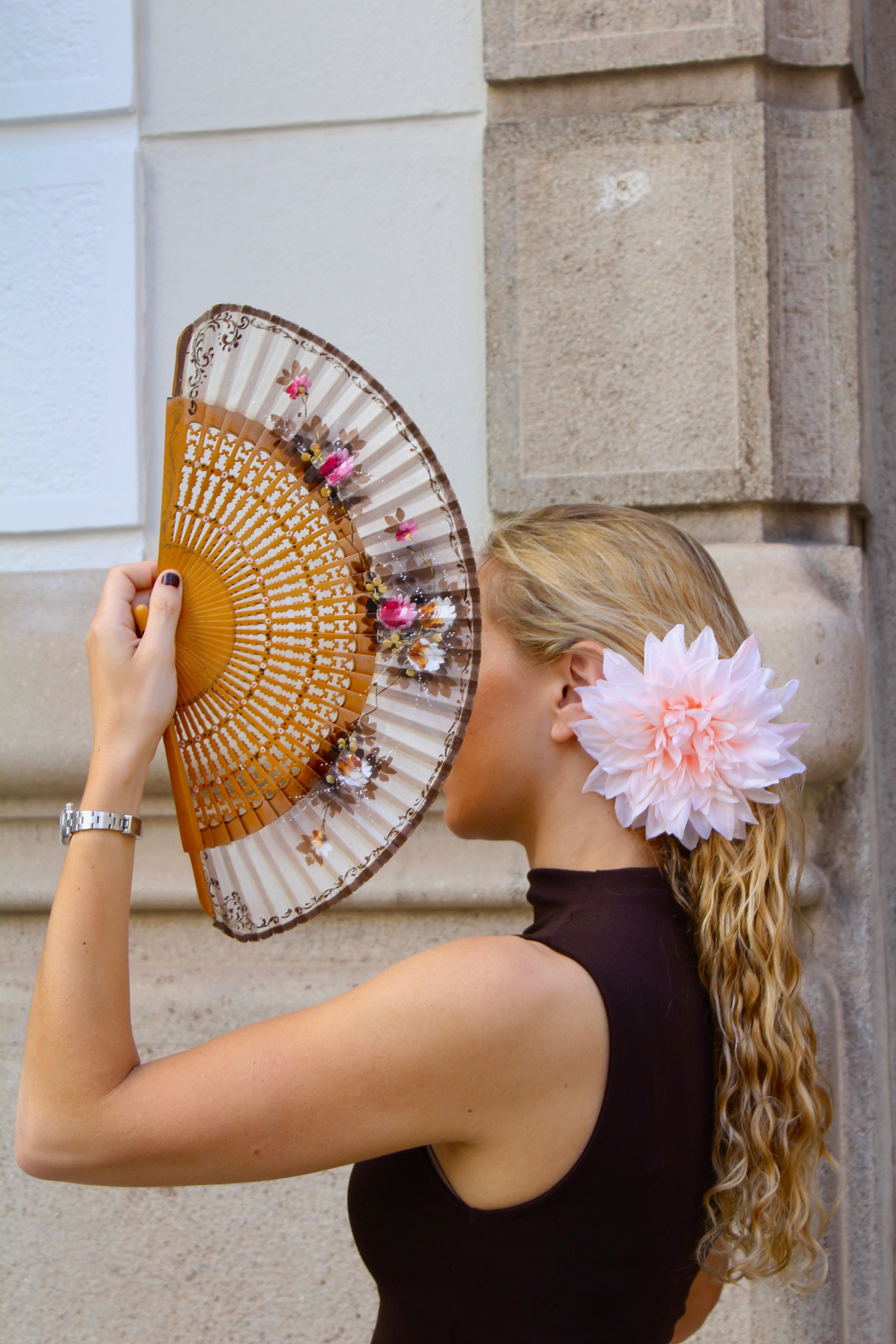 Abanico vintage español con varillas caladas de madera clara y tela cruda pintada a mano con motivos florales rosa, ocre, marrón y blanco