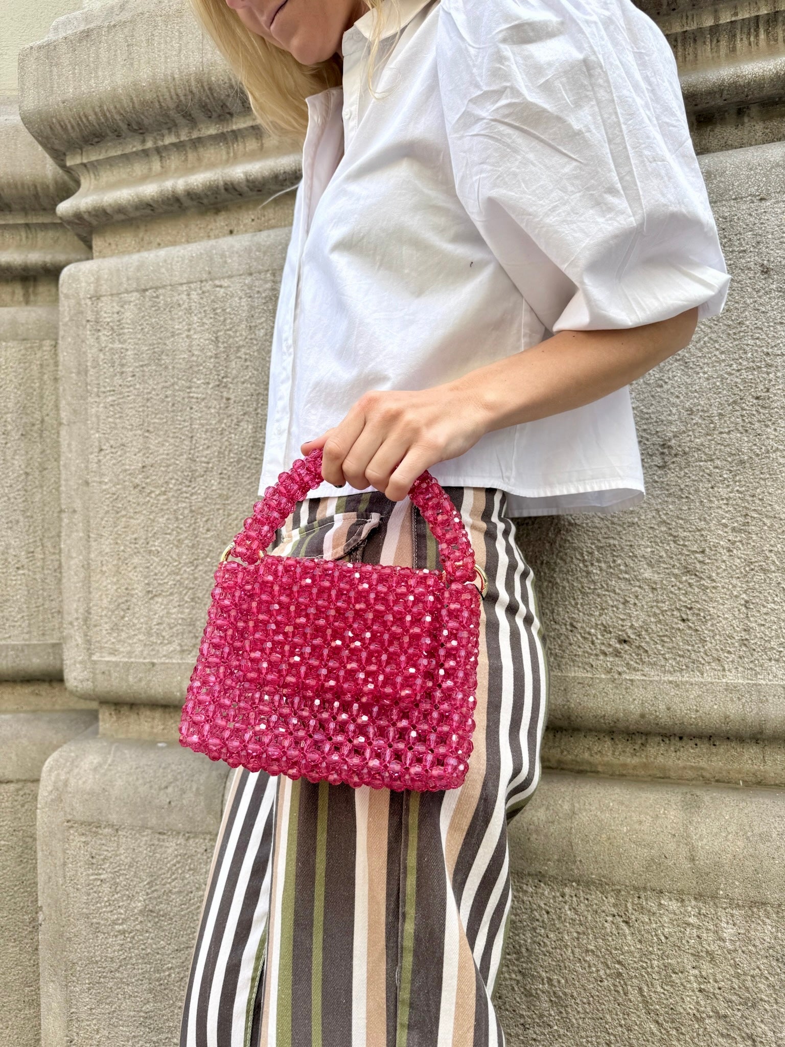 Bolsa vintage castanha estilo saco com flores vermelhas bordadas