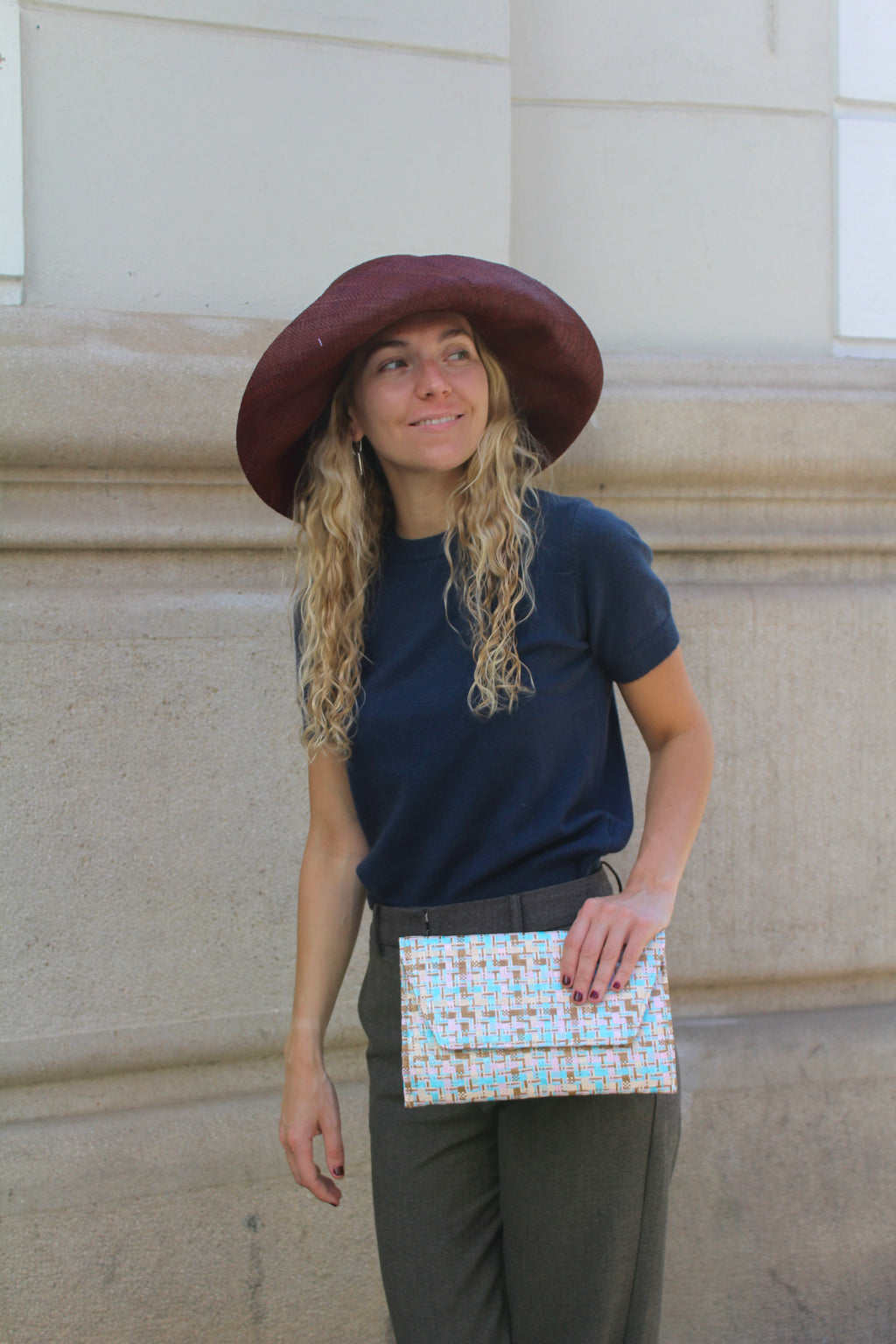 Bolsa vintage castanha estilo saco com flores vermelhas bordadas