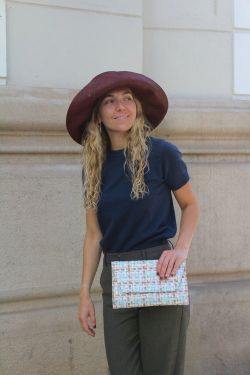 Bolsa vintage castanha estilo saco com flores vermelhas bordadas