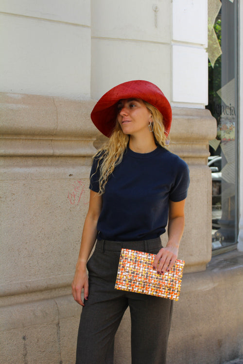 Bolsa vintage castanha estilo saco com flores vermelhas bordadas