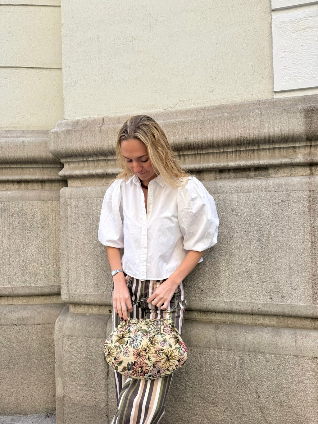Bolso vintage bombonera grande tapizada con bordados de cuentas de flores y helechos en rojo, verde y morado