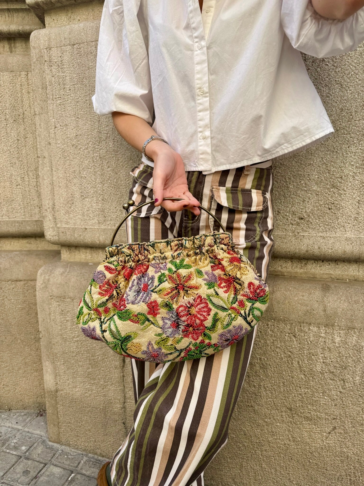Bolsa vintage castanha estilo saco com flores vermelhas bordadas