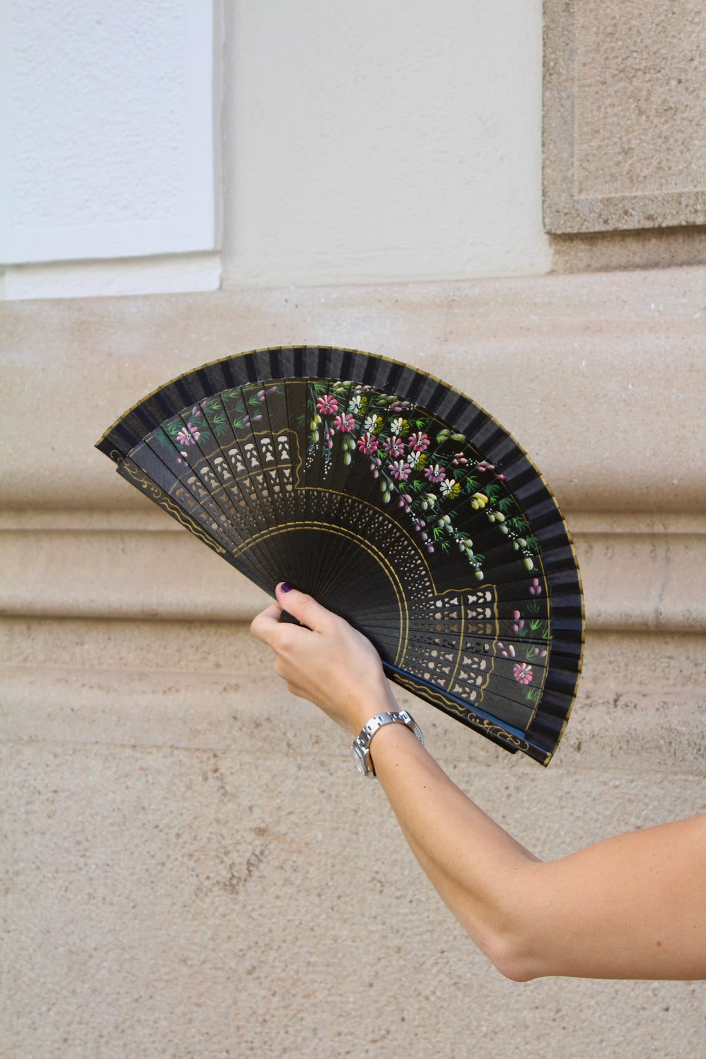 Abanico vintage español negro de madera lacada con motivos florales pintados a mano en rosa y verde 23 cm