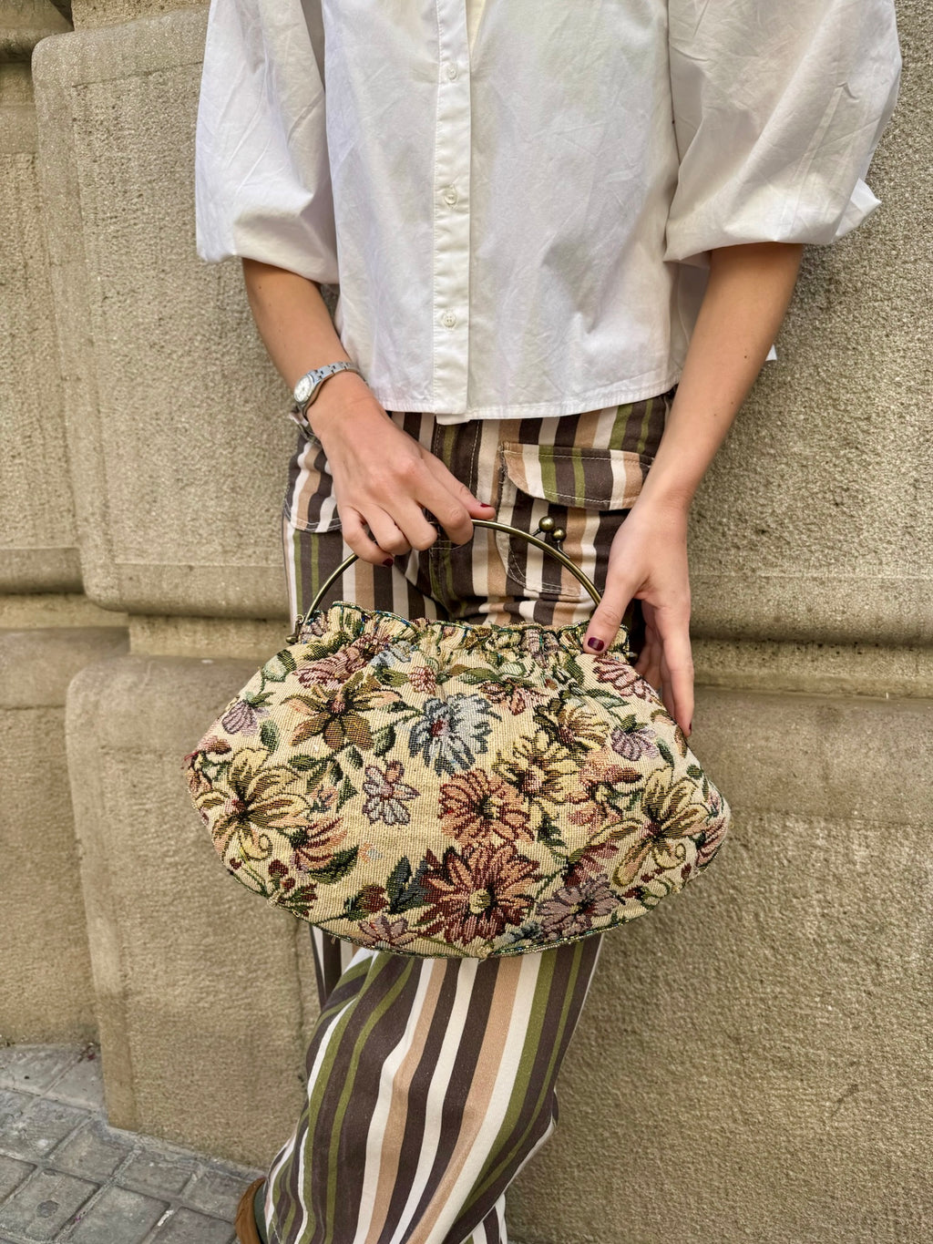 Bolso vintage bombonera grande tapizada con bordados de cuentas de flores y helechos en rojo, verde y morado
