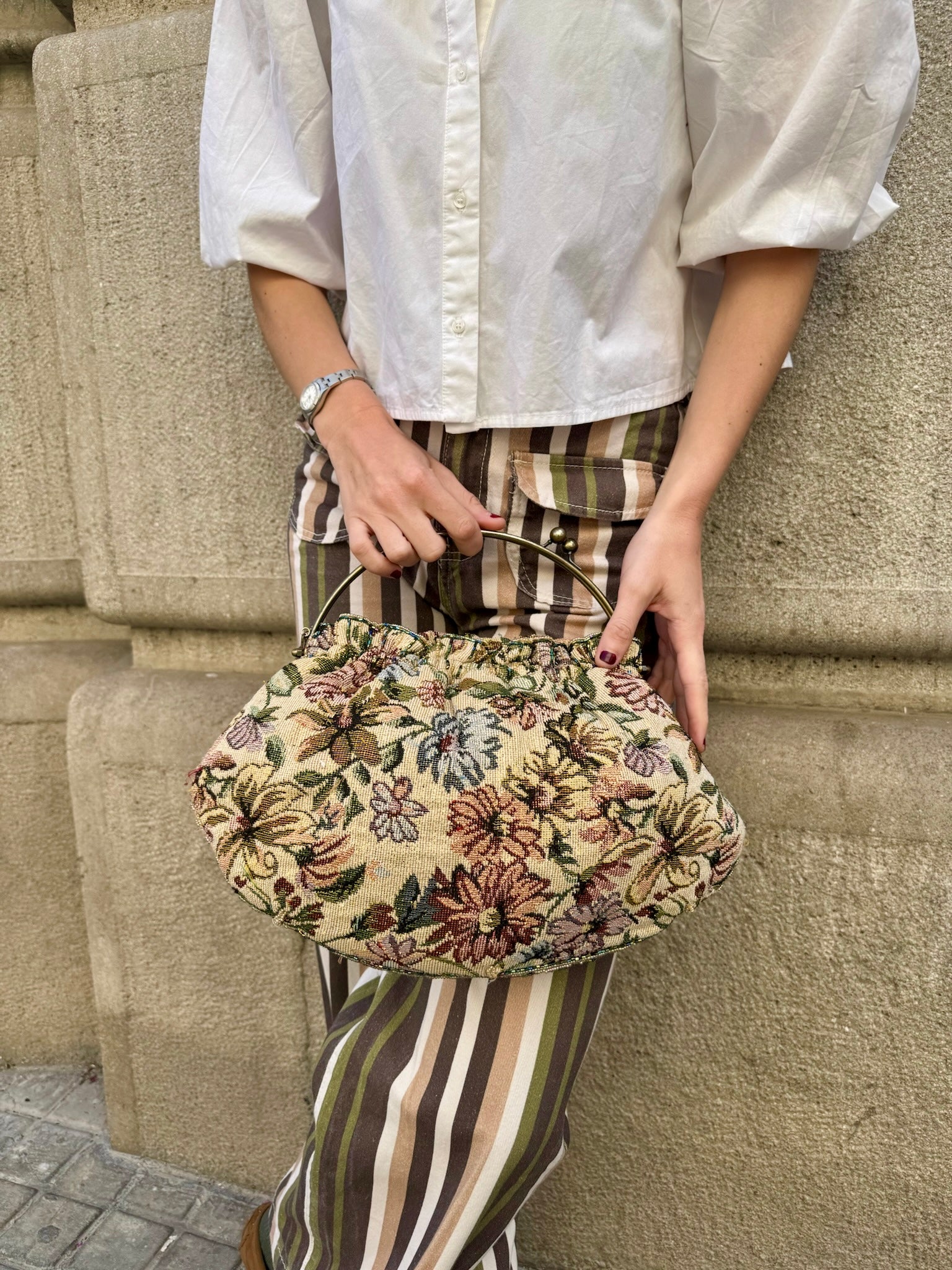 Bolsa vintage castanha estilo saco com flores vermelhas bordadas