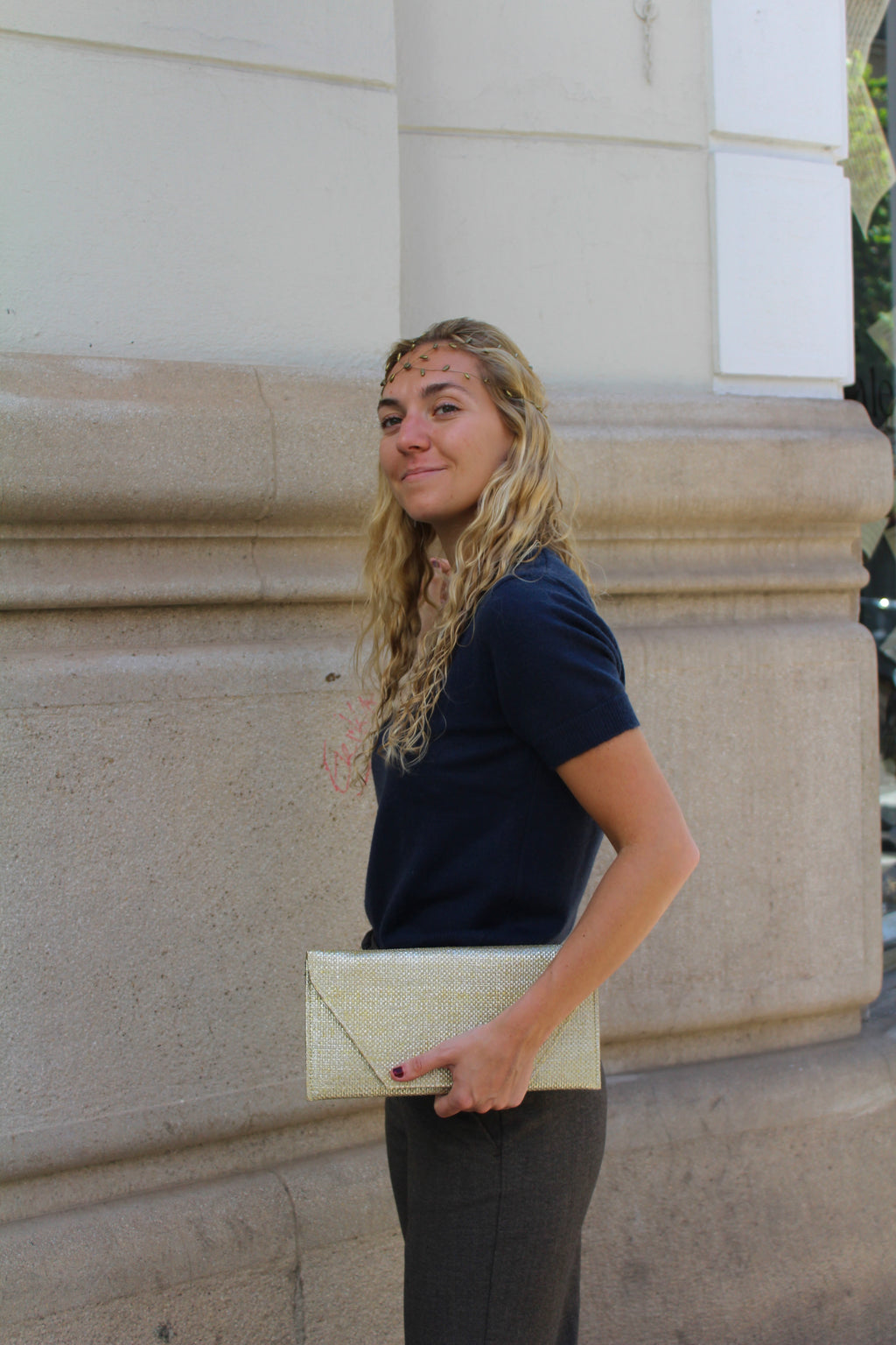 Bolsa vintage castanha estilo saco com flores vermelhas bordadas