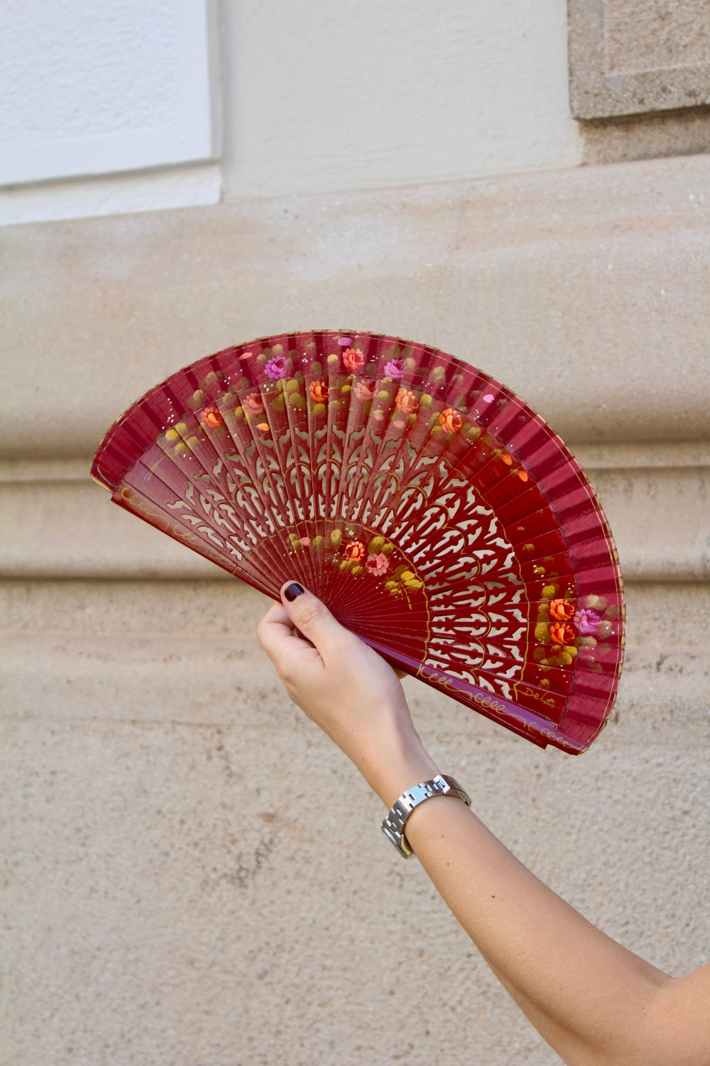 Abanico vintage español granate con motivos florales pintados a mano 18cm