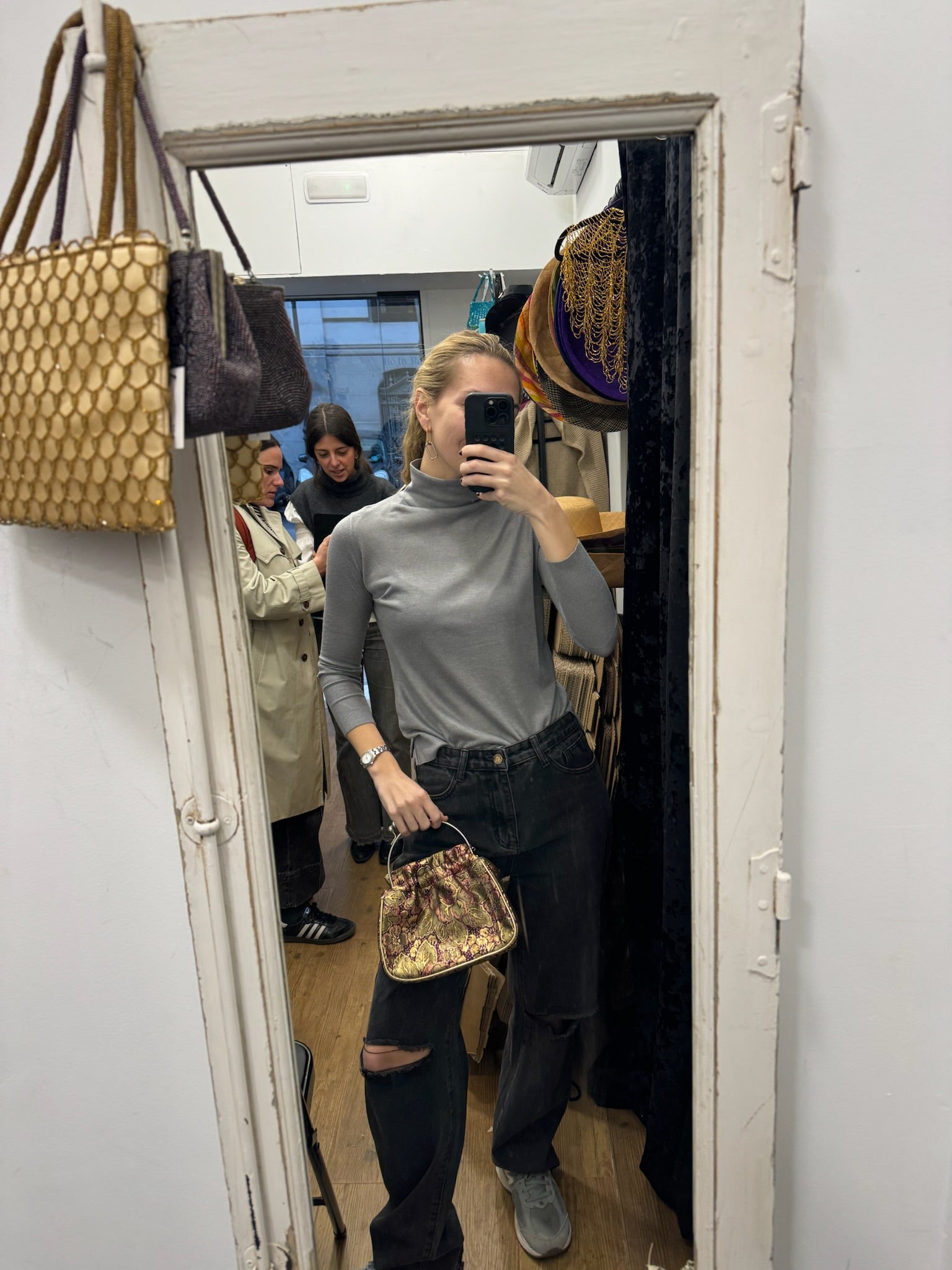 Bolsa vintage castanha estilo saco com flores vermelhas bordadas