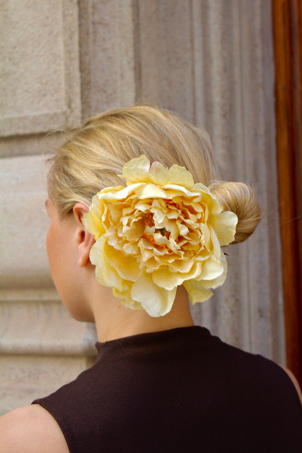 Flor de dália multiusos (para o cabelo ou pregadeira) em várias cores.