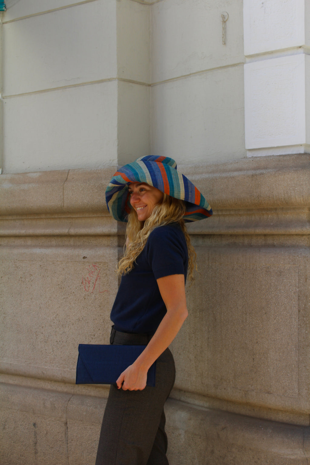 Bolsa vintage castanha estilo saco com flores vermelhas bordadas