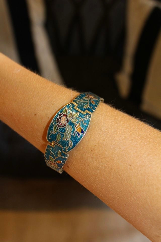Pulsera vintage de cloisonné azul claro con mariposa y flores azul oscuro y rojo