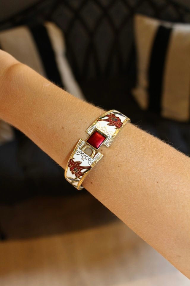 Pulsera vintage de cloisonné blanco y carmesí con flores y helechos